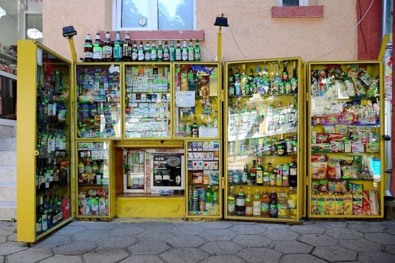 Болгарские подвальные магазинчики, в которых покупки делают на корточках