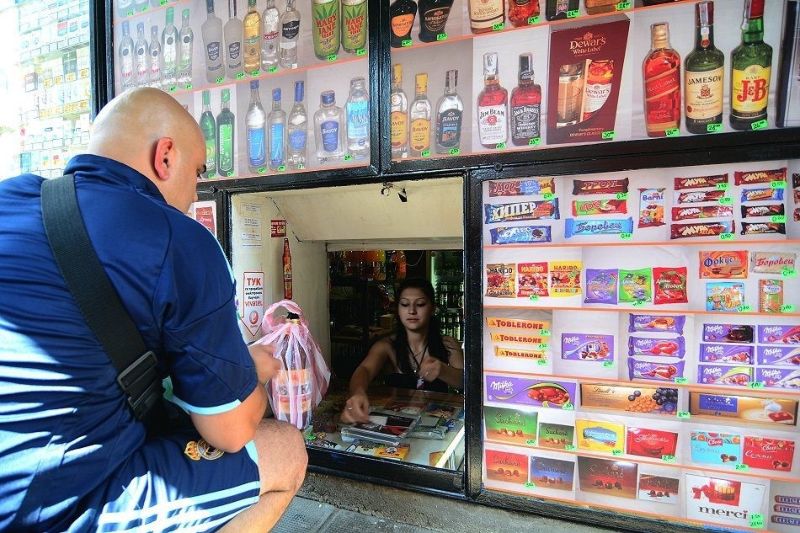Болгарские подвальные магазинчики, в которых покупки делают на корточках