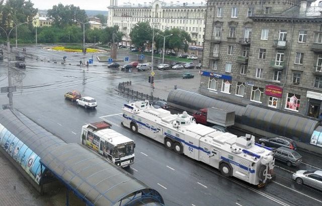 Первоапрельский бронированный полицейский автобус