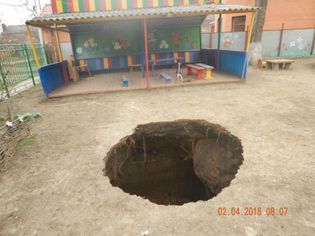 Провал грунта в детском саду Таганрога