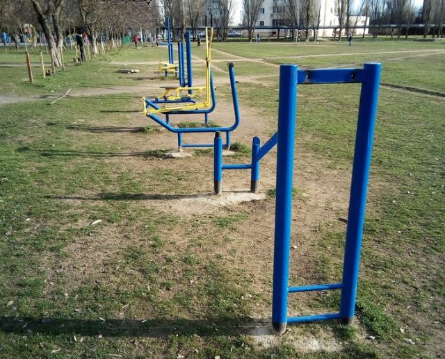 Дворовая спортивная площадка и дети