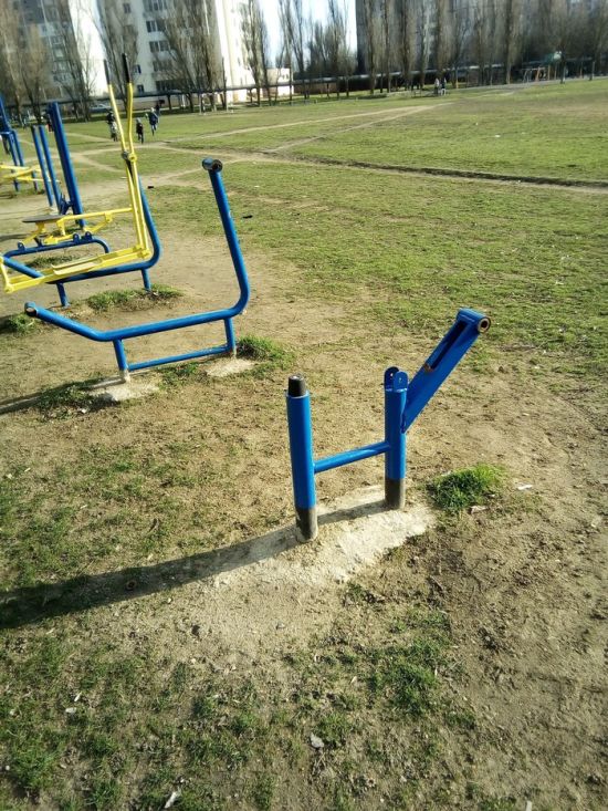 Дворовая спортивная площадка и дети