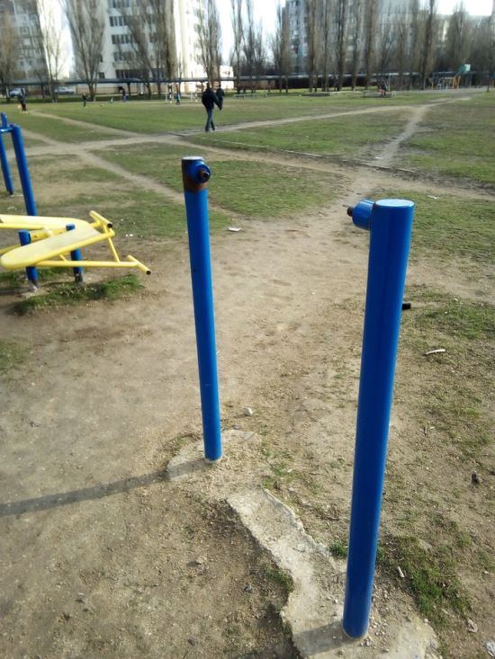 Дворовая спортивная площадка и дети