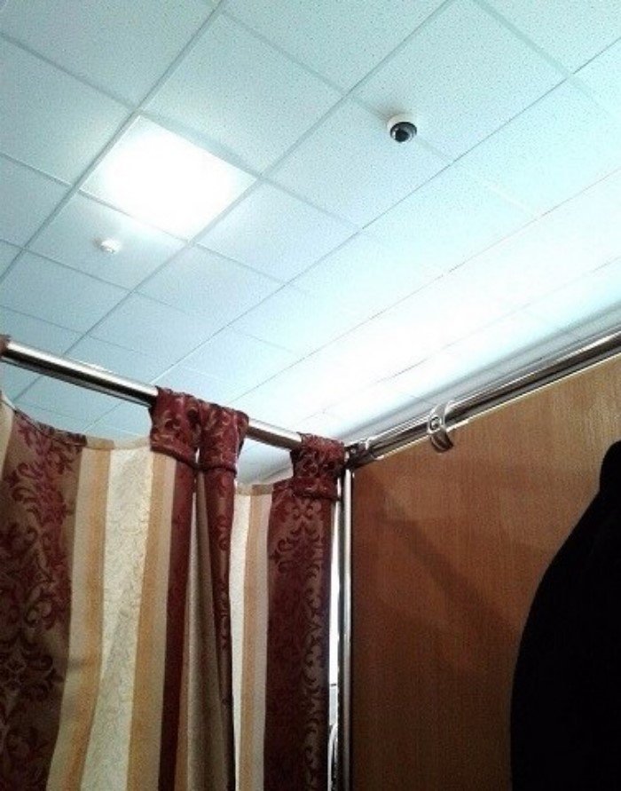 Зачем на самом деле девушки заходят в примерочные магазинов