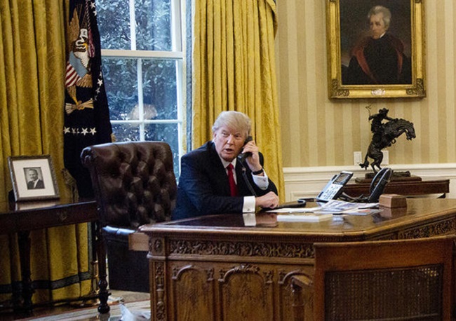 На рабочем столе Трампа есть странная красная кнопка. Ее цель введет тебя в замешательство!