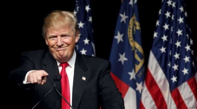 На рабочем столе Трампа есть странная красная кнопка. Ее цель введет тебя в замешательство!
