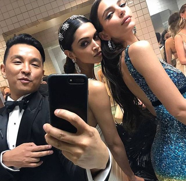 Звездные селфи в туалете Метрополитен-музея на балу Met Gala