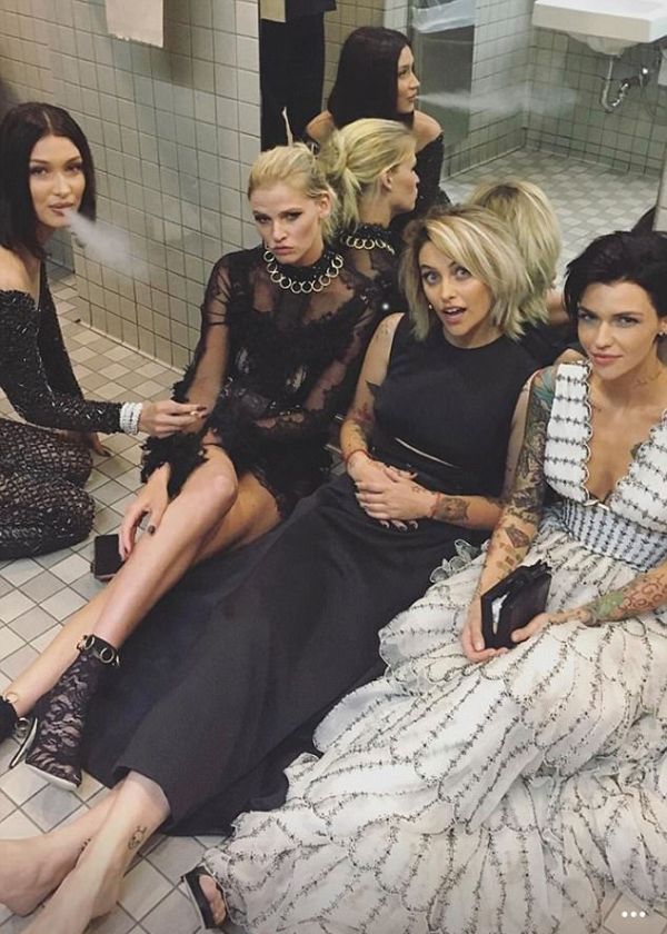 Звездные селфи в туалете Метрополитен-музея на балу Met Gala