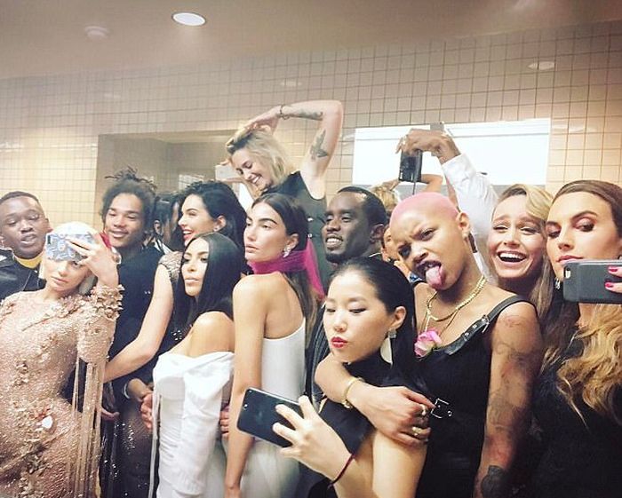 Звездные селфи в туалете Метрополитен-музея на балу Met Gala
