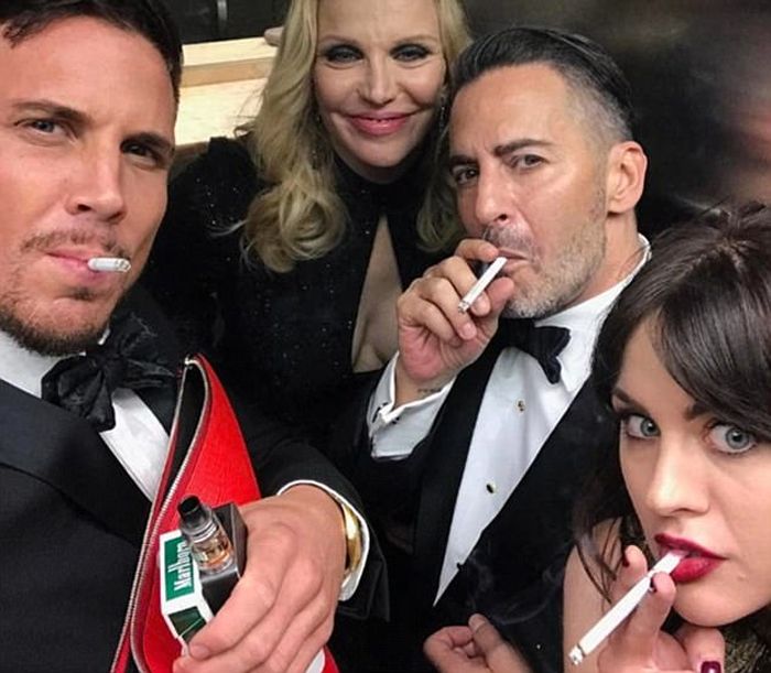 Звездные селфи в туалете Метрополитен-музея на балу Met Gala