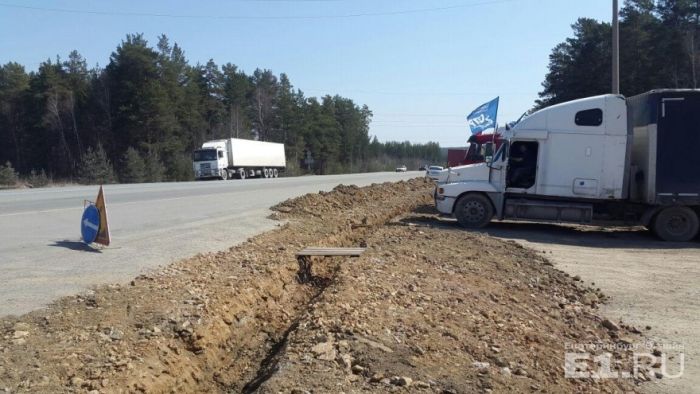 Под Екатеринбургом окопали стоянку протестующих против системы «Платон» дальнобойщиков