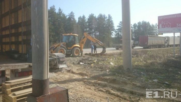 Под Екатеринбургом окопали стоянку протестующих против системы «Платон» дальнобойщиков