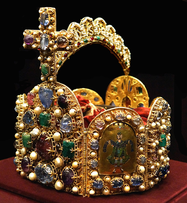 Самые знаменитые короны мира Самые знаменитые короны мира