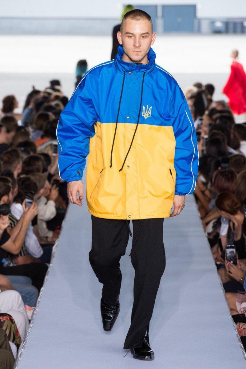 Коллекция Vetements из флагов России, США, Турции и Украины, татуировок и матерщины