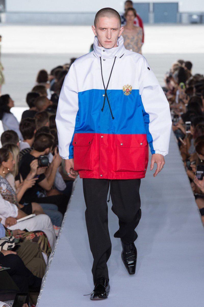 Коллекция Vetements из флагов России, США, Турции и Украины, татуировок и матерщины