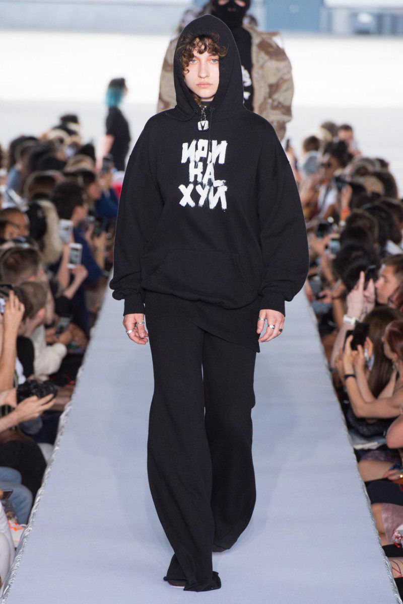 Коллекция Vetements из флагов России, США, Турции и Украины, татуировок и матерщины