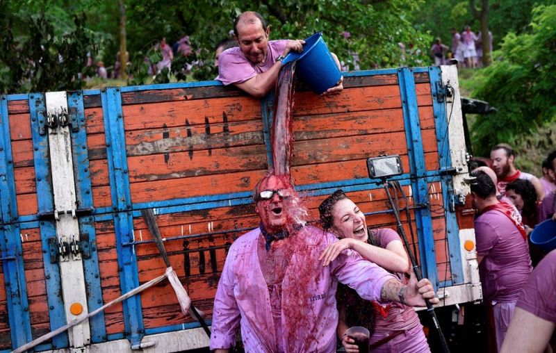 Во время винной битвы в Испании впустую выливается огромное количество вина