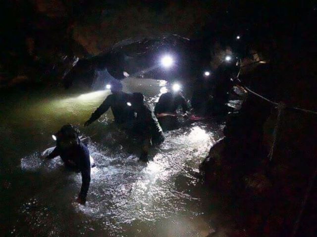 12 детей провели в пещере 10 дней, но спасти их смогут только через несколько месяцев
