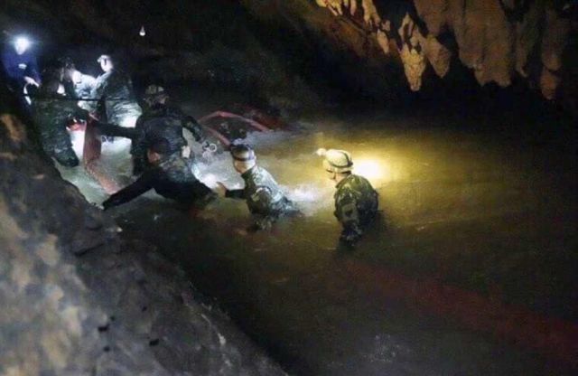 12 детей провели в пещере 10 дней, но спасти их смогут только через несколько месяцев