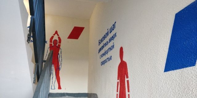В питерской новостройке сделали лестницу с программой тренировки