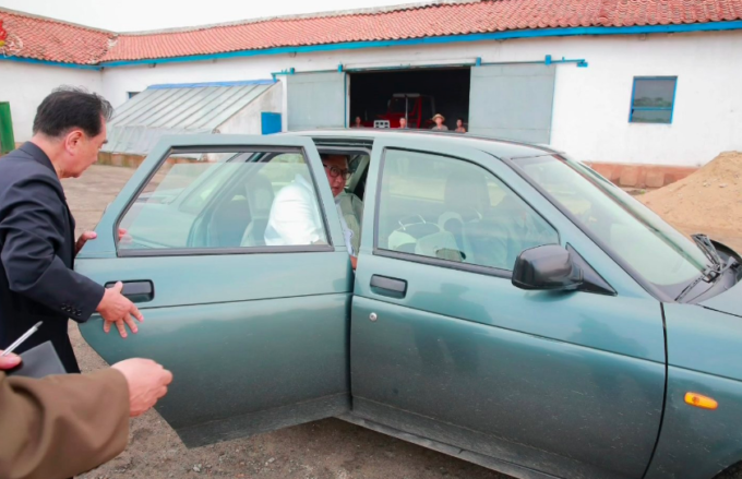 Ким Чен Ын прокатился на российской Lada Priora Ким Чен Ын прокатился на российской Lada Priora