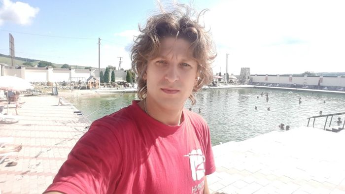 Тренер по плаванию спас семью, унесенную в море на надувном матрасе