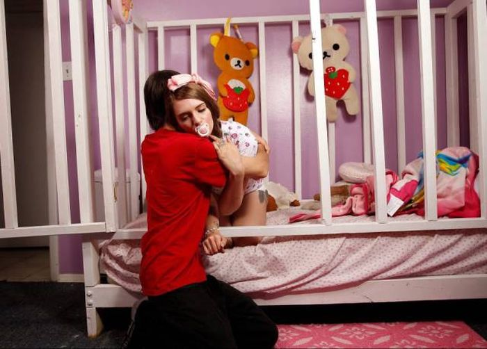 21-летняя девушка живет жизнью маленького ребенка