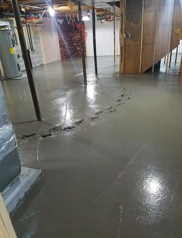 Девочка прогулялась по свежезалитому полу в подвале дома