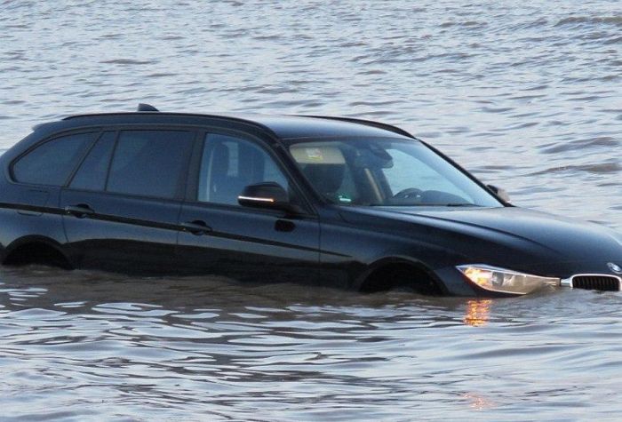 Что будет если оставить автомобиль на берегу моря