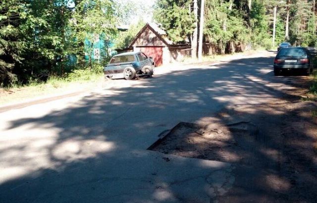 Последствия проезда по дорожному полотну с вырезанным асфальтом