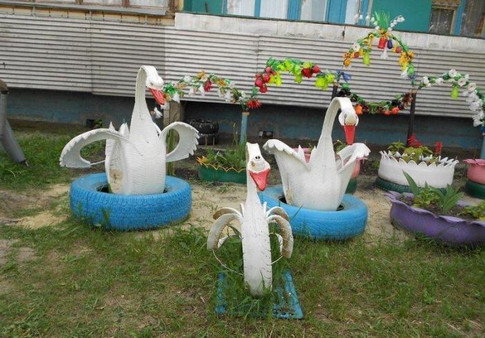 Красивый двор из мусора (23 фото)