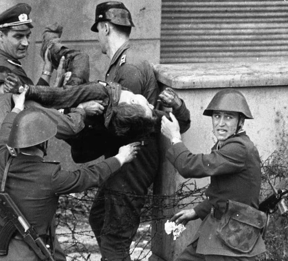 15 ретро-снимков, повествующий о легендарном падении Берлинской стены