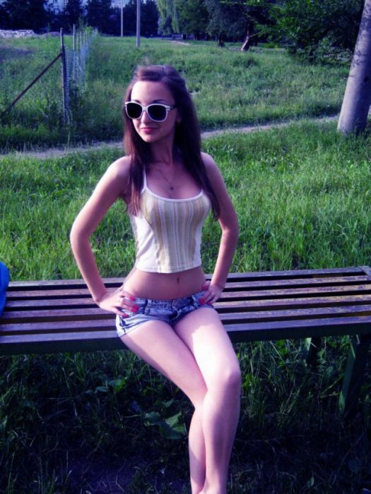 Девушки фотографируются в уютной домашней обстановке