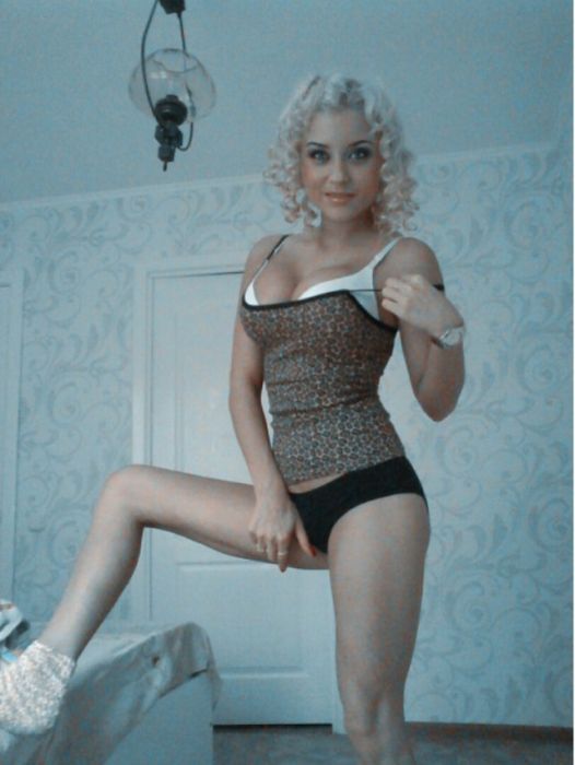 Девушки фотографируются в уютной домашней обстановке