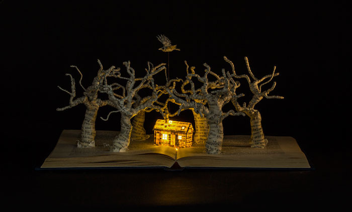 Художник превращает старые книги в сказочные царства