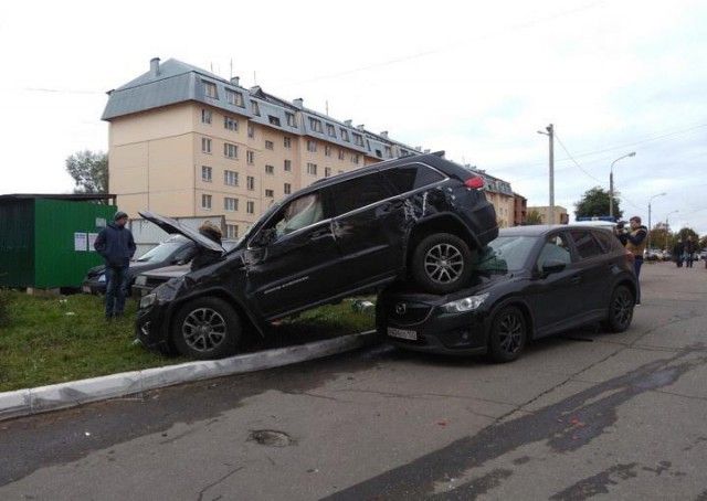 Массовое ДТП во дворе жилого дома в Можайске