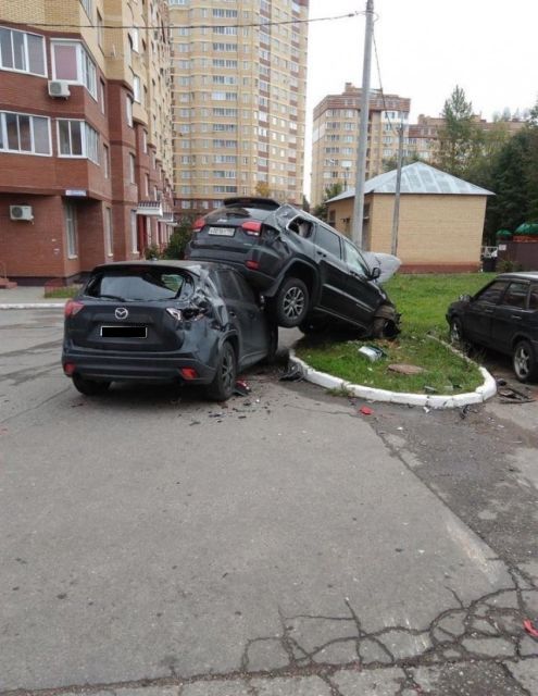 Массовое ДТП во дворе жилого дома в Можайске