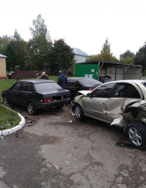 Массовое ДТП во дворе жилого дома в Можайске