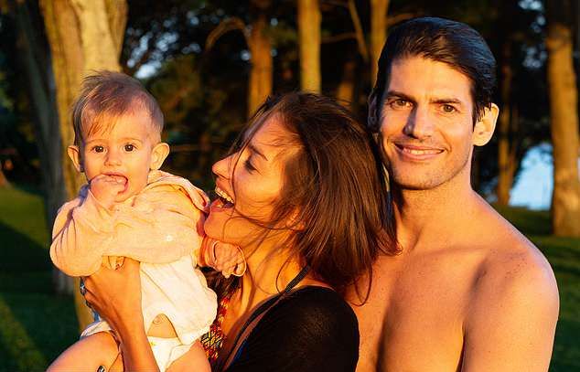 39-летняя мамаша драконит хейтеров, напоказ кормя грудью 3-летнюю дочь