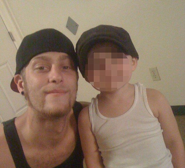 Родители-наркоманы давали своим детям 'сонное зелье' из героина