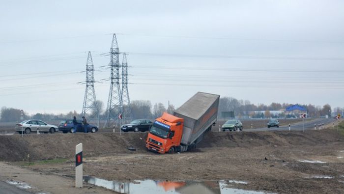 Доброта простых людей удивила дальнобойщика, попавшего в ДТП под Слуцком Доброта простых людей удивила дальнобойщика, попавшего в ДТП под Слуцком