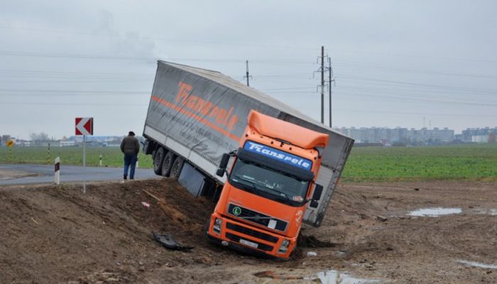 Доброта простых людей удивила дальнобойщика, попавшего в ДТП под Слуцком Доброта простых людей удивила дальнобойщика, попавшего в ДТП под Слуцком