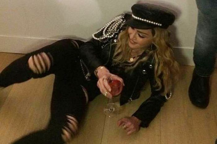 Пьяная Мадонна на фотовыставке в Лондоне