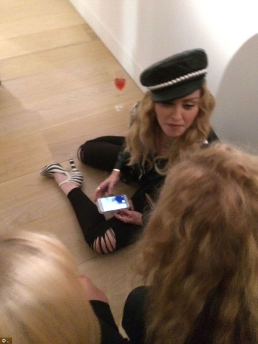 Пьяная Мадонна на фотовыставке в Лондоне