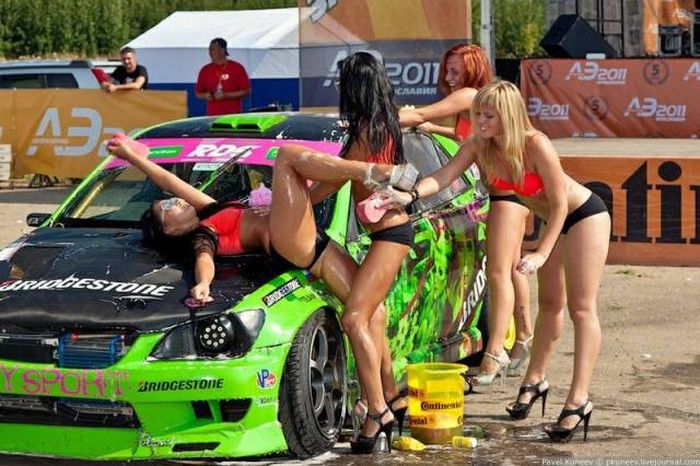 Девушки с автовыставок