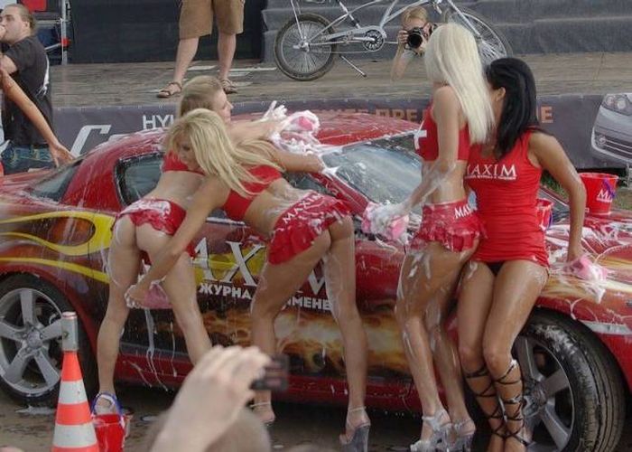 Девушки с автовыставок