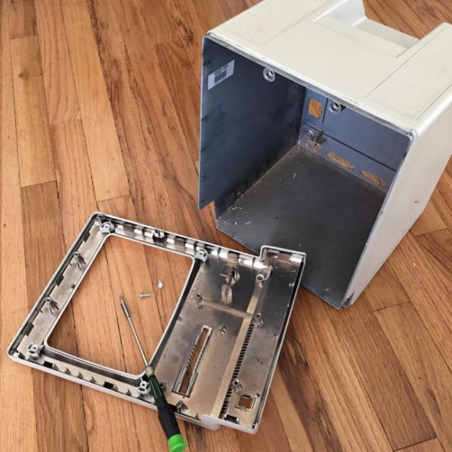 Самодельная урна из старого компьютера Apple Macintosh