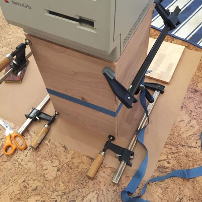 Самодельная урна из старого компьютера Apple Macintosh