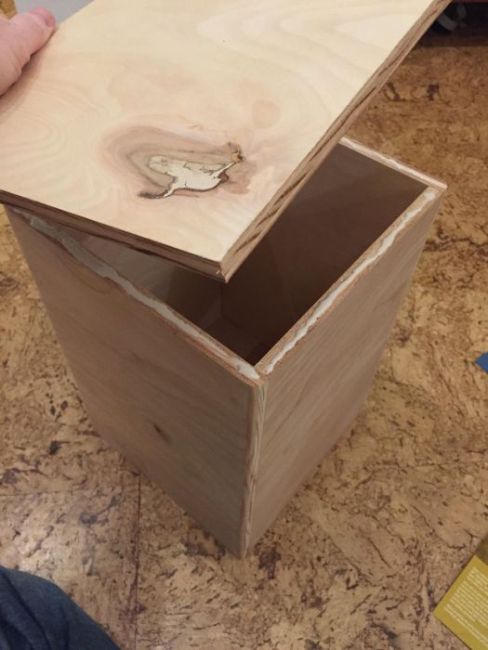 Самодельная урна из старого компьютера Apple Macintosh