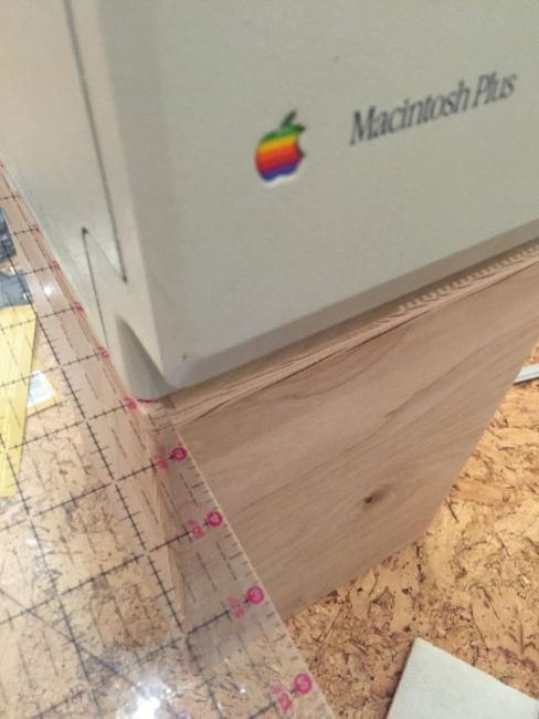 Самодельная урна из старого компьютера Apple Macintosh